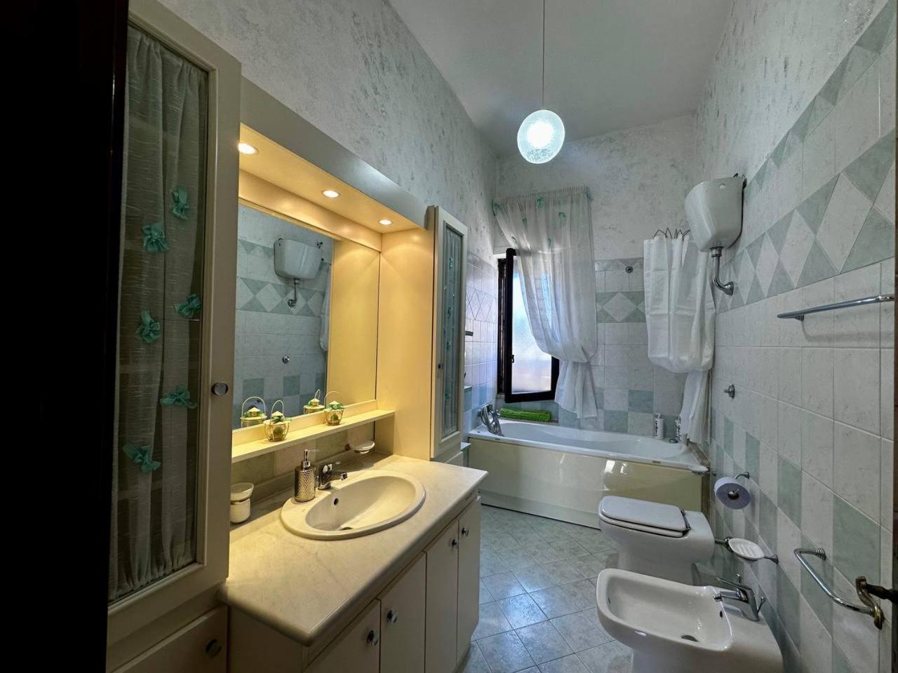 Casa Via Appia Scauri - Luminosa, Grande A 250 M Dal Mare E Dalla Stazione Ferroviaria Holiday home